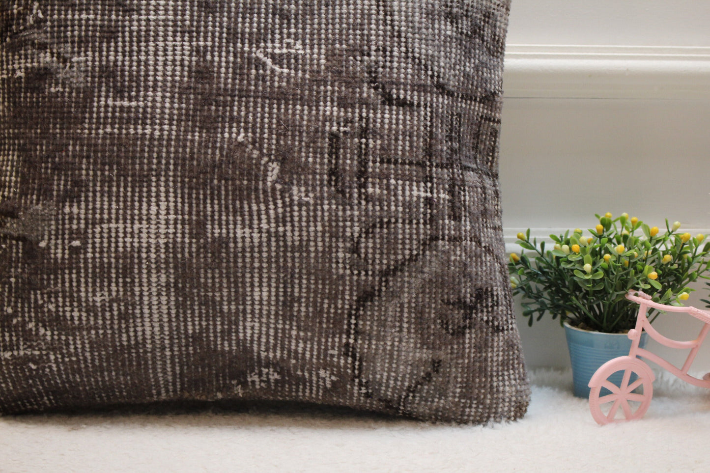Gray Vintage Turkish Rug Pillow Cover: Handmade Wool Throw (16x16 in)