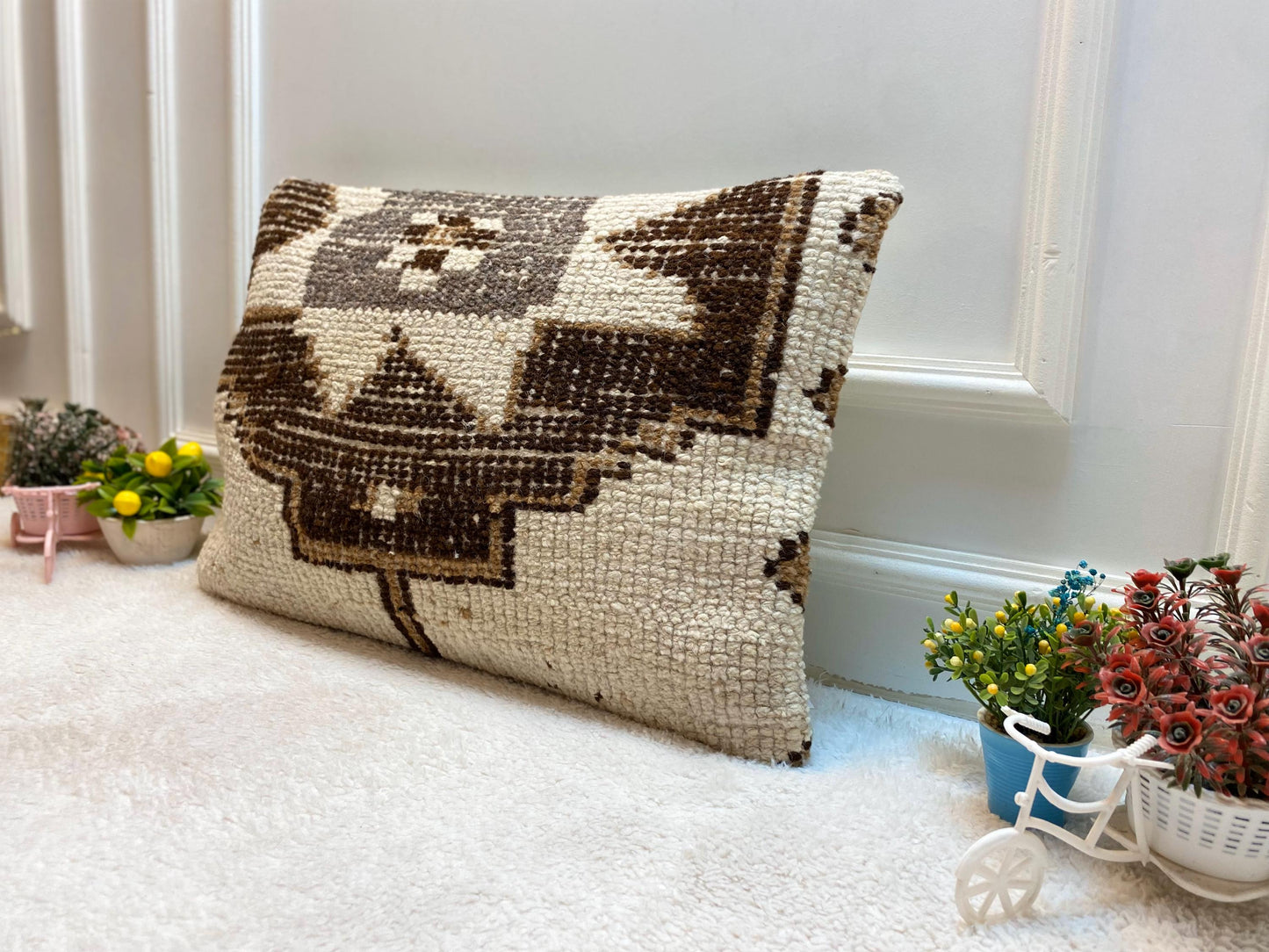 Handmade Turkish Kilim Lumbar Pillow Cover: Geometric Rug Pillow (16x24 in)