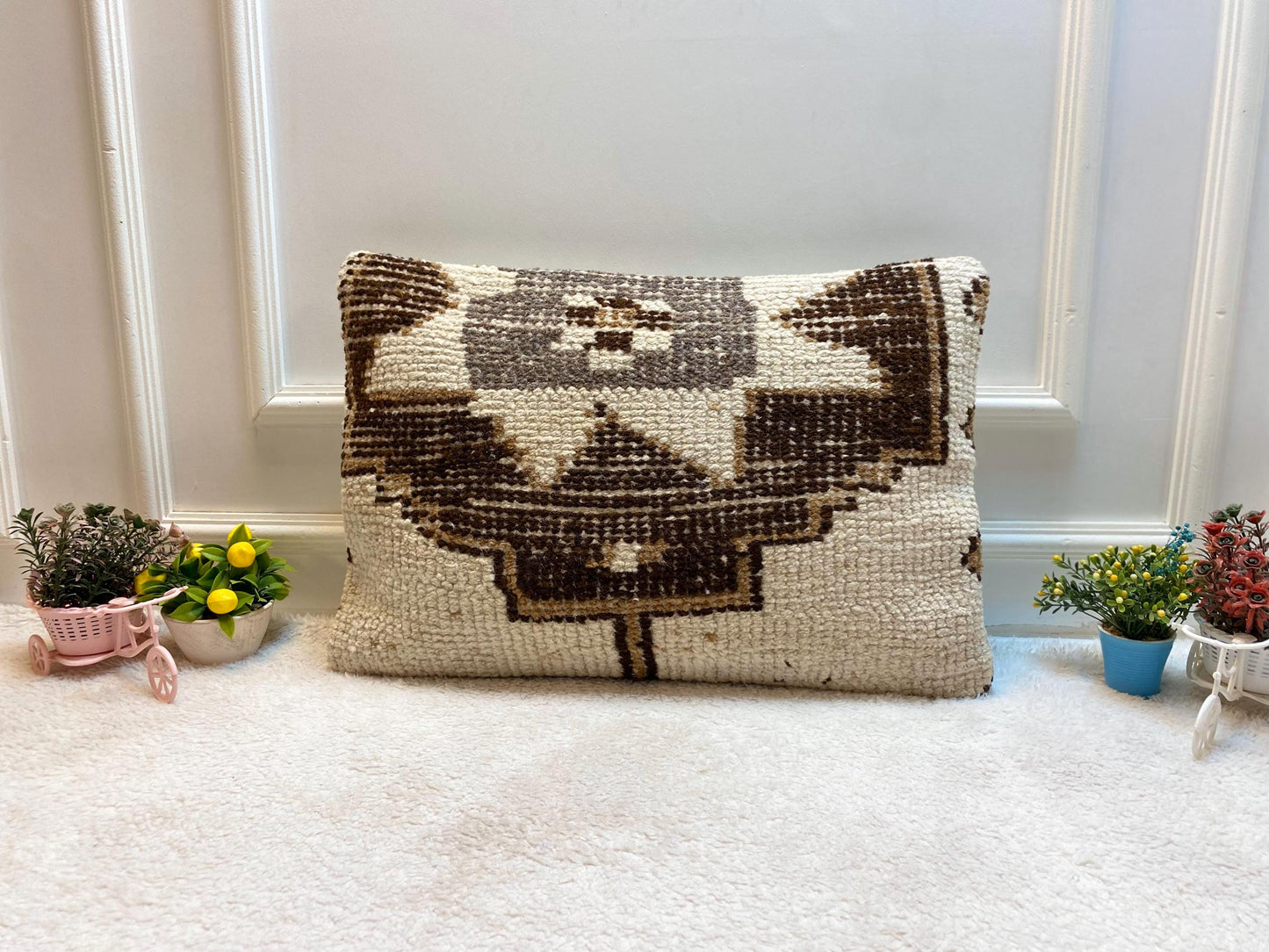 Handmade Turkish Kilim Lumbar Pillow Cover: Geometric Rug Pillow (16x24 in)