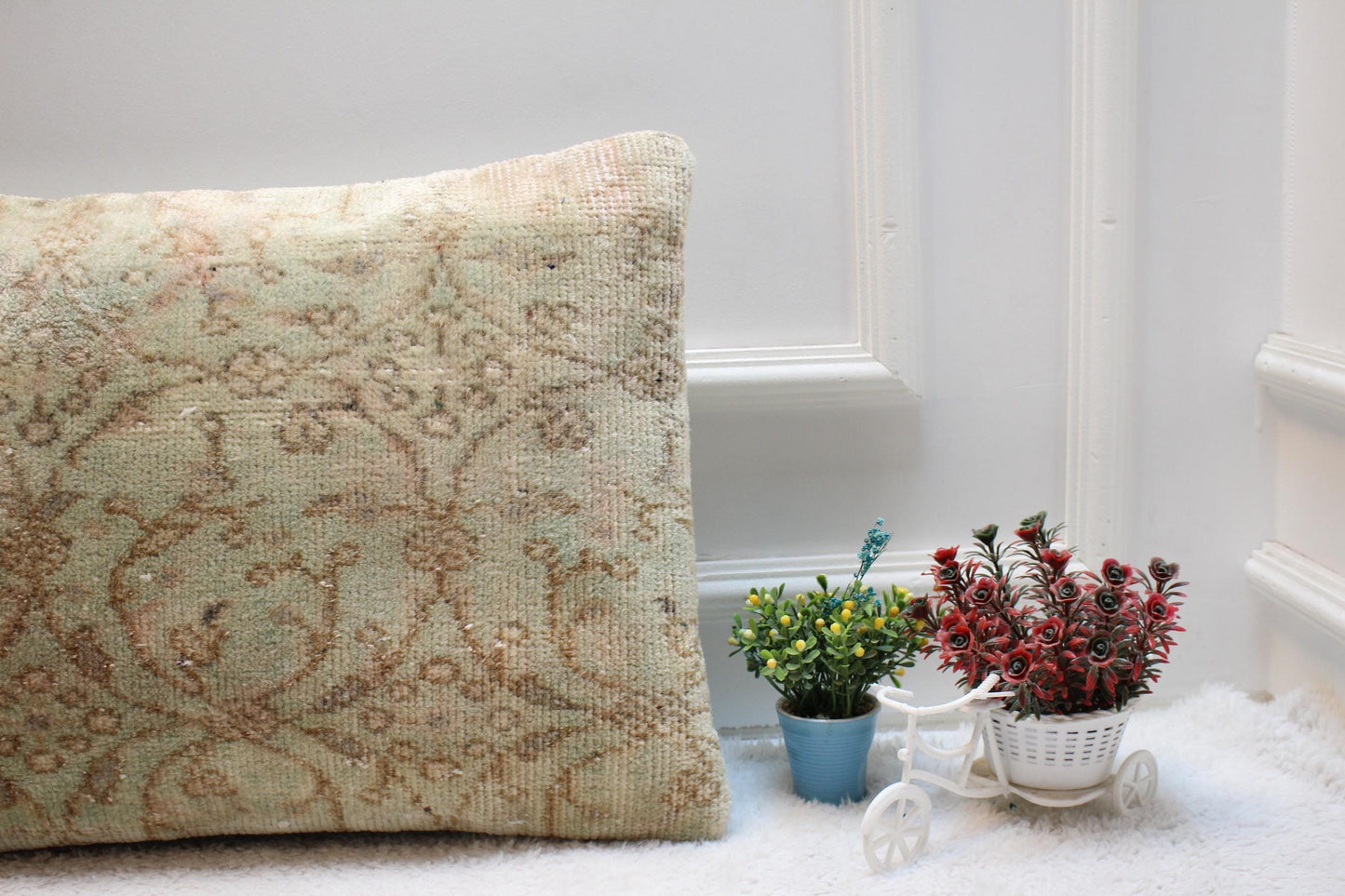 Handmade Beige Wool Lumbar Pillow Cover: Vintage Anatolian Rug, 16x24 inch