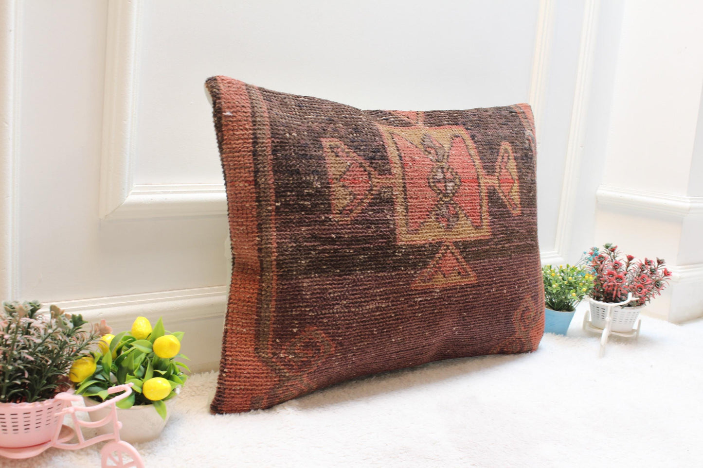 Vintage Turkish Rug Pillow: Ethnic Wool Lumbar Pillow Cover (16x24 in)