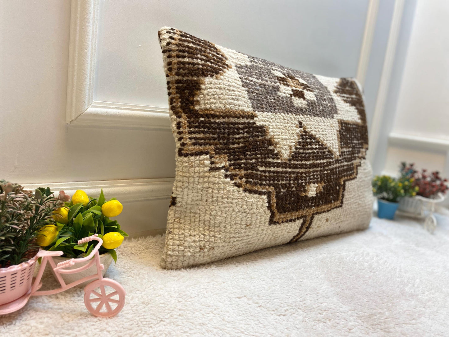 Handmade Turkish Kilim Lumbar Pillow Cover: Geometric Rug Pillow (16x24 in)