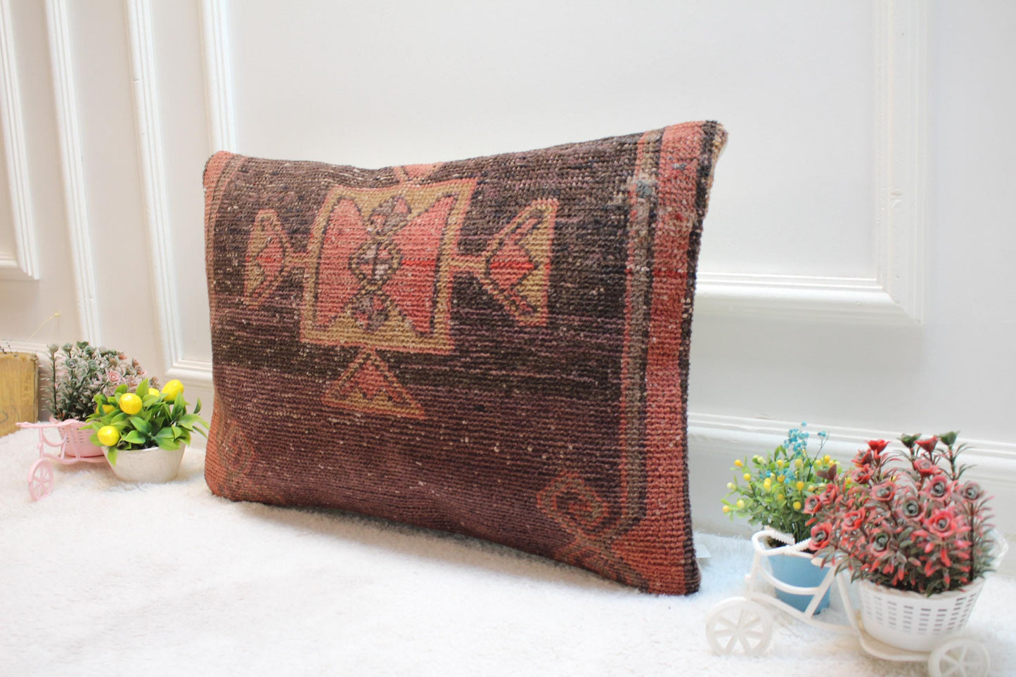 Vintage Turkish Rug Pillow: Ethnic Wool Lumbar Pillow Cover (16x24 in)