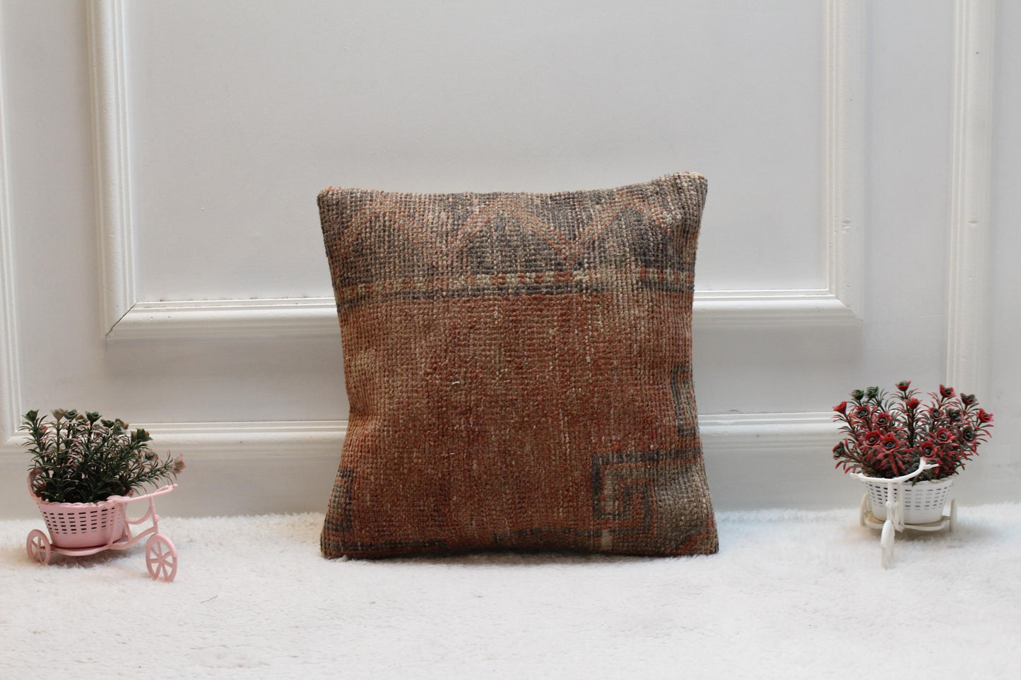 Handmade Vintage Turkish Kilim Pillow Cover: Organic Wool, 16x16 inch