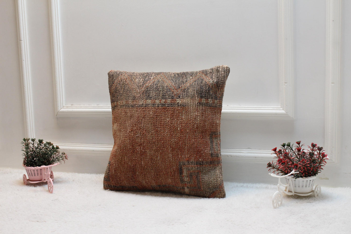 Handmade Vintage Turkish Kilim Pillow Cover: Organic Wool, 16x16 inch