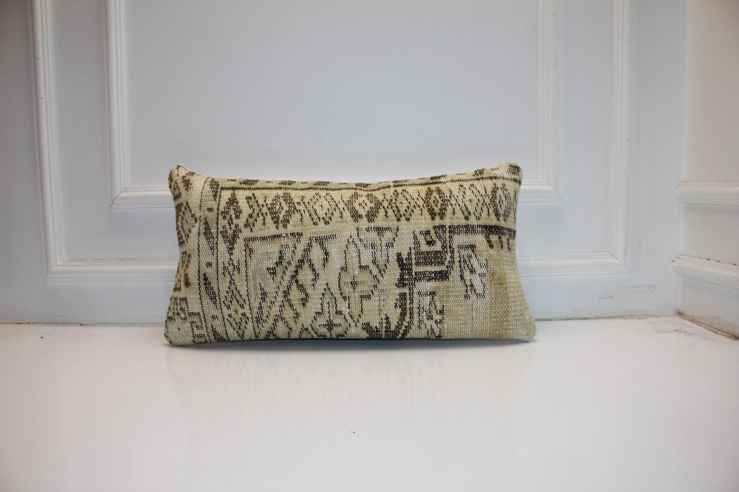 Vintage Turkish Rug Bench Lumbar 12x24 – Neutral Monochrome Anatolian Textile Cushion