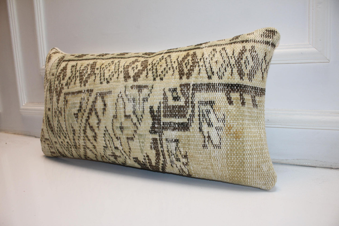 Vintage Turkish Rug Bench Lumbar 12x24 – Neutral Monochrome Anatolian Textile Cushion