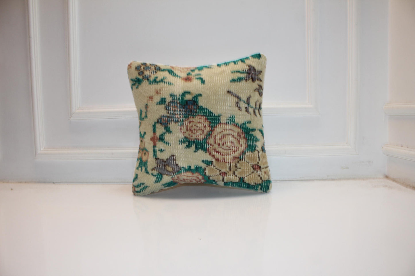 Handmade Kilim Pillow Cover: Floral Ivory Green Rose Accent (16x16 in)